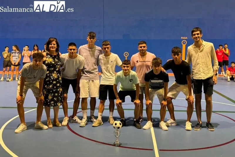 Foto 8 - Paradinas Bar Quinto levanta el trofeo de las 32 horas de F&uacute;tbol Sala