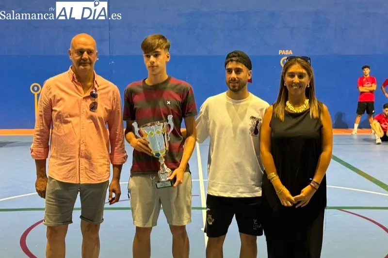 Foto 7 - Paradinas Bar Quinto levanta el trofeo de las 32 horas de F&uacute;tbol Sala