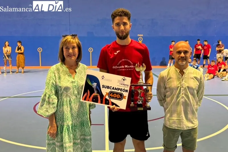 Foto 6 - Paradinas Bar Quinto levanta el trofeo de las 32 horas de F&uacute;tbol Sala