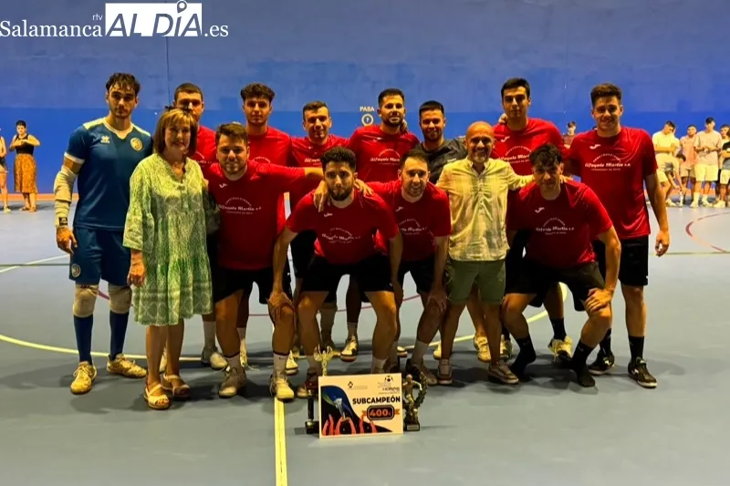 Foto 5 - Paradinas Bar Quinto levanta el trofeo de las 32 horas de F&uacute;tbol Sala