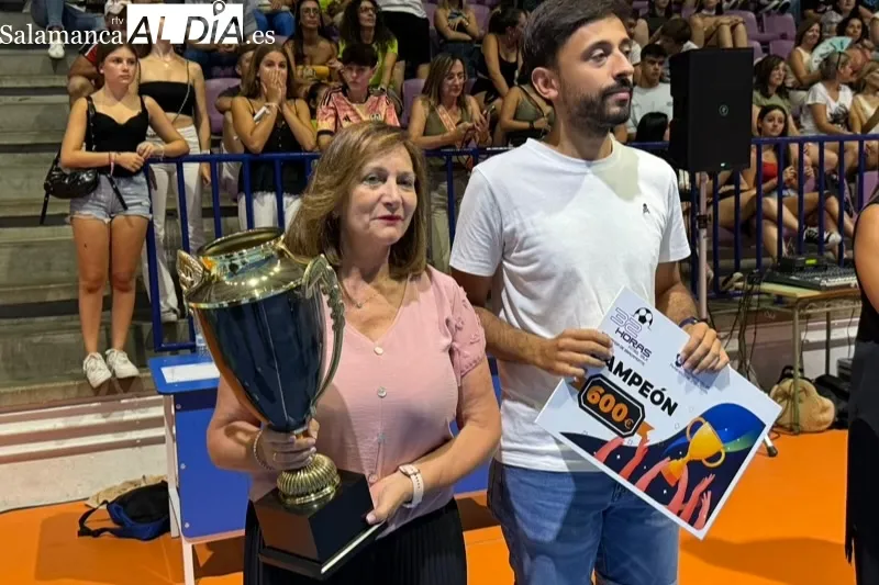 Foto 4 - Paradinas Bar Quinto levanta el trofeo de las 32 horas de F&uacute;tbol Sala