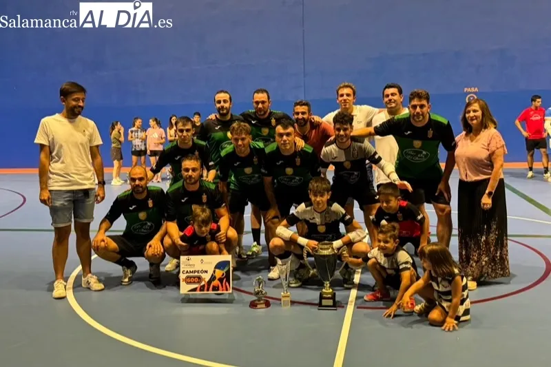 Foto 3 - Paradinas Bar Quinto levanta el trofeo de las 32 horas de F&uacute;tbol Sala