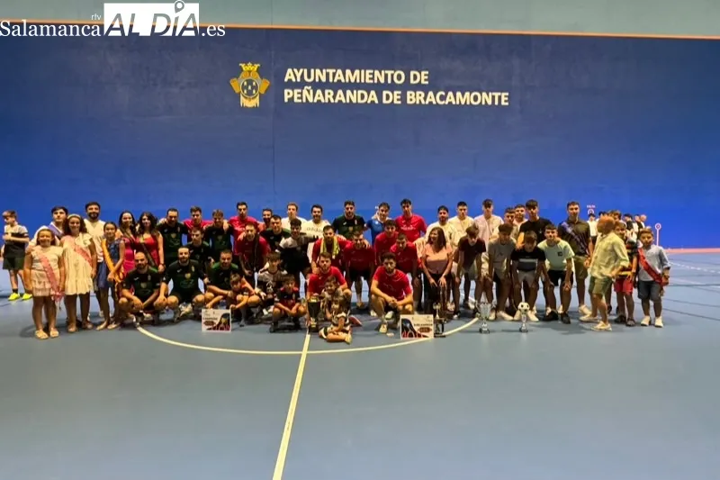 Foto 2 - Paradinas Bar Quinto levanta el trofeo de las 32 horas de F&uacute;tbol Sala