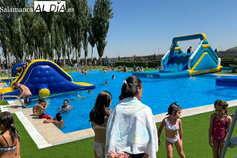 Foto 2 - M&aacute;s de 600 personas participan en la gran fiesta del agua en las piscinas municipales