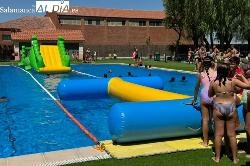 Foto 4 - M&aacute;s de 600 personas participan en la gran fiesta del agua en las piscinas municipales