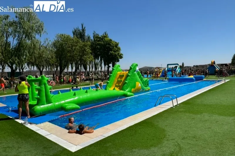 Foto 3 - M&aacute;s de 600 personas participan en la gran fiesta del agua en las piscinas municipales