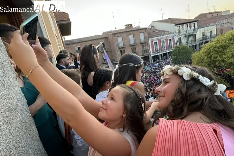 Foto 2 - Pe&ntilde;aranda da una multitudinaria, emotiva y colorida bienvenida a las Ferias y Fiestas 2024