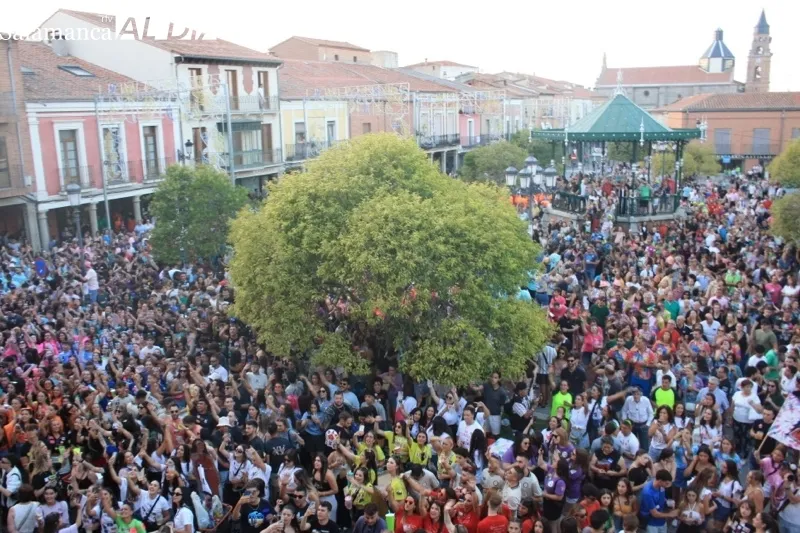 Foto 10 - Pe&ntilde;aranda da una multitudinaria, emotiva y colorida bienvenida a las Ferias y Fiestas 2024