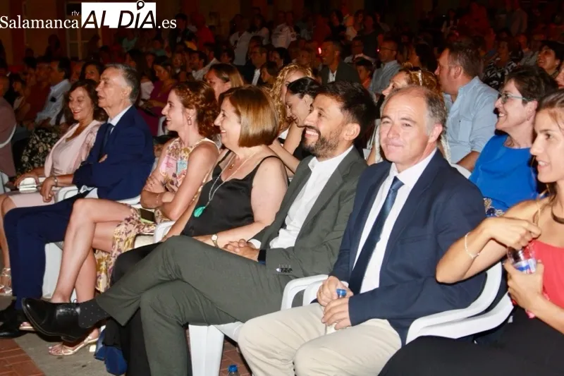 Foto 8 - Pe&ntilde;aranda da una multitudinaria, emotiva y colorida bienvenida a las Ferias y Fiestas 2024