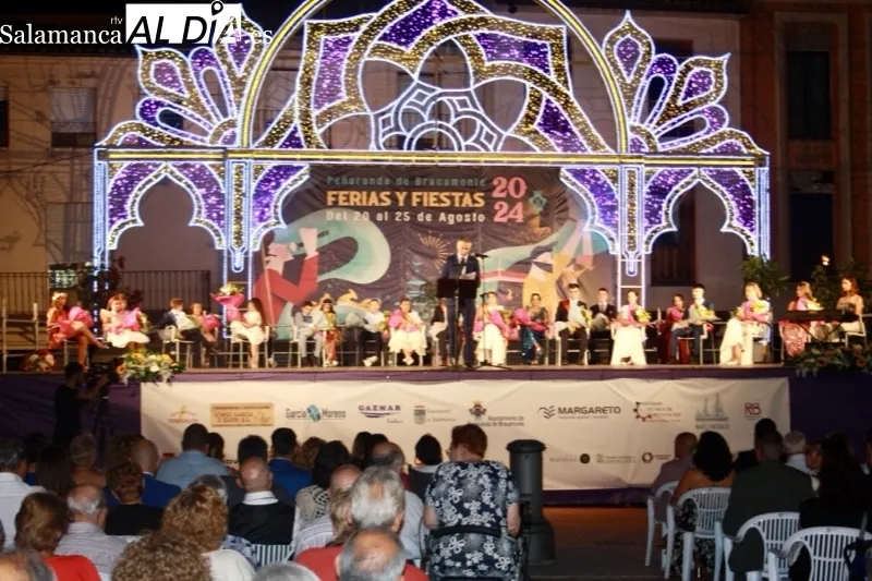 Foto 7 - Pe&ntilde;aranda da una multitudinaria, emotiva y colorida bienvenida a las Ferias y Fiestas 2024