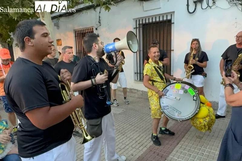 Foto 11 - Correpe&ntilde;as festivo, cuentacuentos y copla: El Mi&eacute;rcoles de Ferias, disfrutado por grandes y peque&ntilde;os