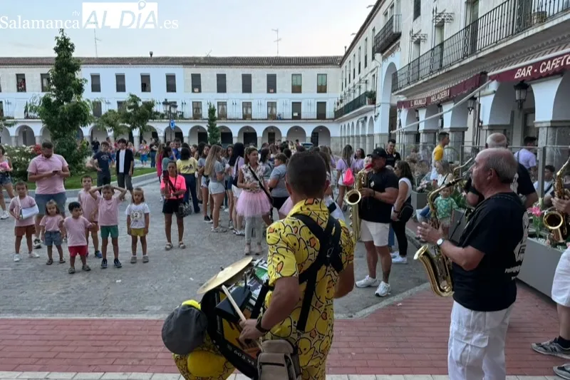 Foto 7 - Correpe&ntilde;as festivo, cuentacuentos y copla: El Mi&eacute;rcoles de Ferias, disfrutado por grandes y peque&ntilde;os