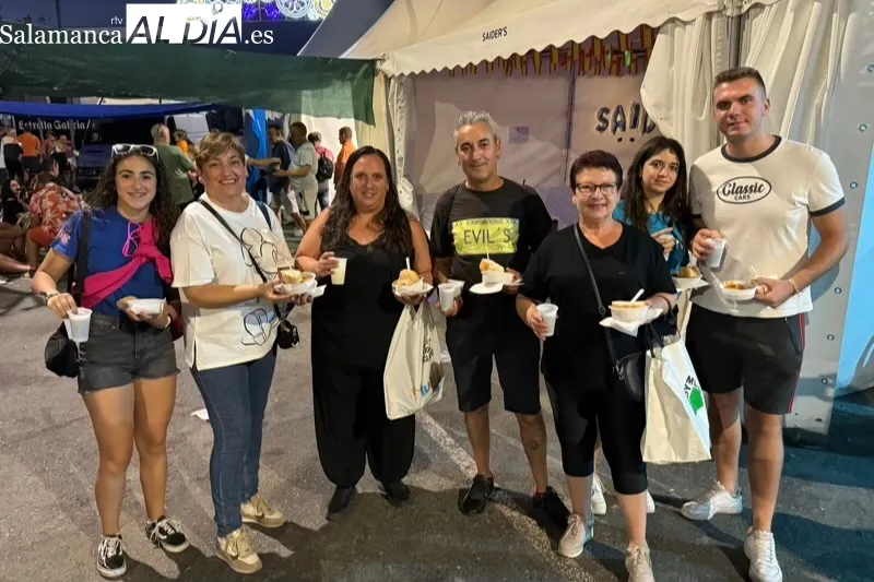Foto 10 - Pe&ntilde;aranda disfruta con m&aacute;s de 1.200 raciones solidarias de patatas mene&aacute;s en favor de la AECC