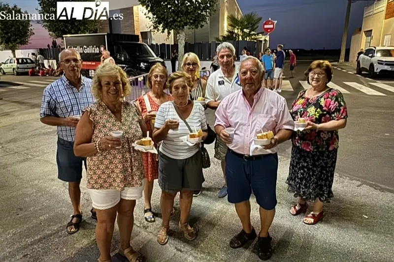 Foto 9 - Pe&ntilde;aranda disfruta con m&aacute;s de 1.200 raciones solidarias de patatas mene&aacute;s en favor de la AECC