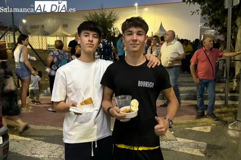 Foto 8 - Pe&ntilde;aranda disfruta con m&aacute;s de 1.200 raciones solidarias de patatas mene&aacute;s en favor de la AECC