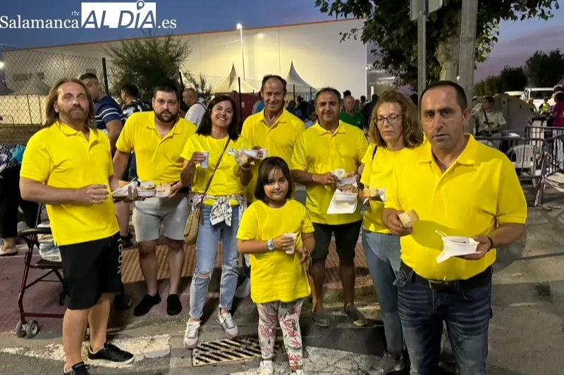 Foto 6 - Pe&ntilde;aranda disfruta con m&aacute;s de 1.200 raciones solidarias de patatas mene&aacute;s en favor de la AECC
