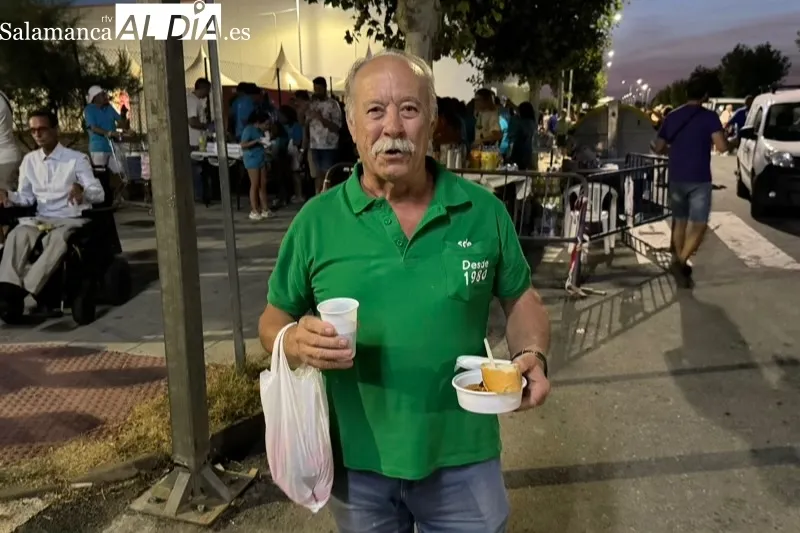 Foto 5 - Pe&ntilde;aranda disfruta con m&aacute;s de 1.200 raciones solidarias de patatas mene&aacute;s en favor de la AECC