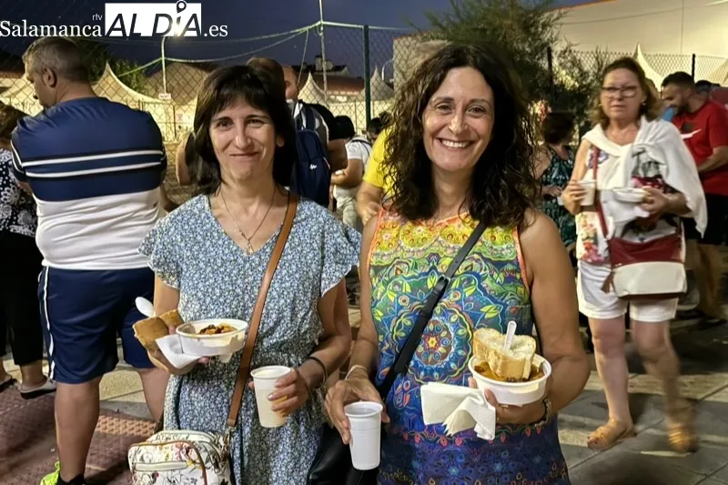 Foto 4 - Pe&ntilde;aranda disfruta con m&aacute;s de 1.200 raciones solidarias de patatas mene&aacute;s en favor de la AECC