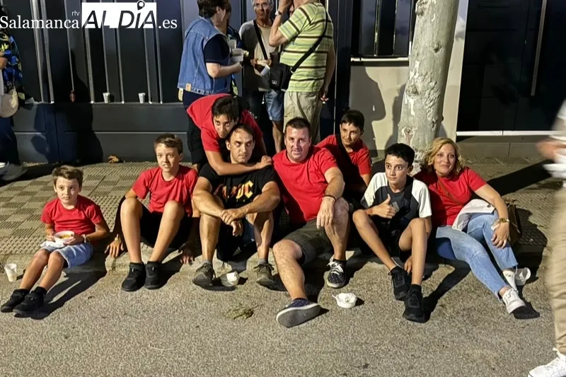 Foto 2 - Pe&ntilde;aranda disfruta con m&aacute;s de 1.200 raciones solidarias de patatas mene&aacute;s en favor de la AECC