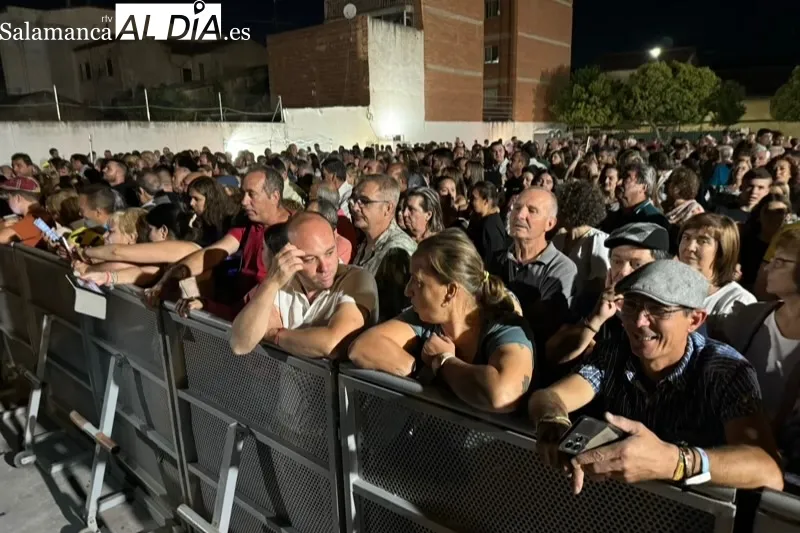 Foto 16 - Paco Candela hace latir su 'coraz&oacute;n de pl&aacute;stico' junto a un entregado p&uacute;blico 