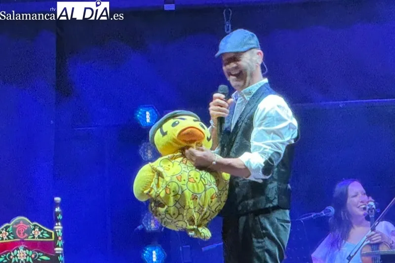 Foto 12 - Paco Candela hace latir su 'coraz&oacute;n de pl&aacute;stico' junto a un entregado p&uacute;blico 