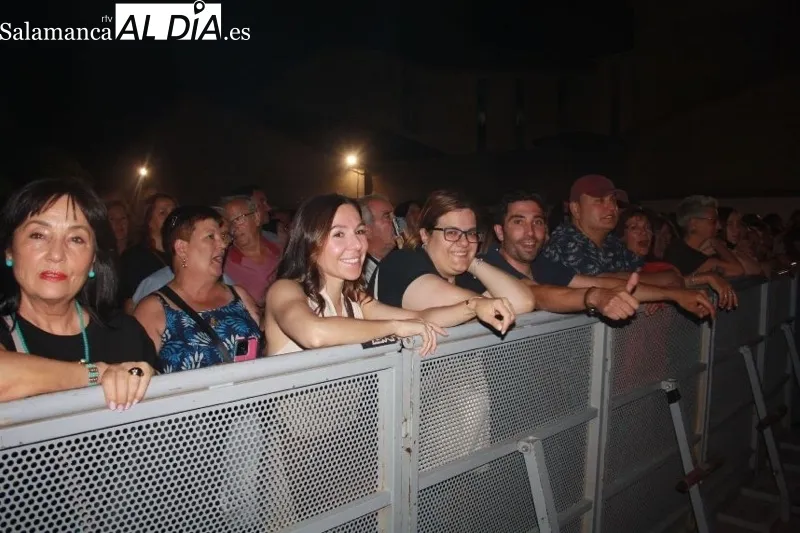 Foto 11 - Paco Candela hace latir su 'coraz&oacute;n de pl&aacute;stico' junto a un entregado p&uacute;blico 
