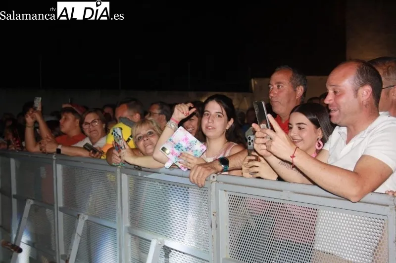 Foto 3 - Paco Candela hace latir su 'coraz&oacute;n de pl&aacute;stico' junto a un entregado p&uacute;blico 