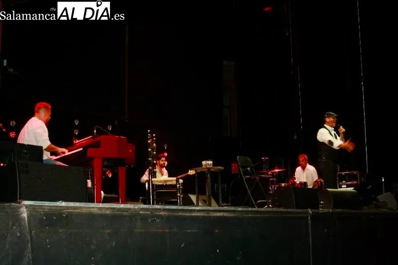 Foto 2 - Paco Candela hace latir su 'coraz&oacute;n de pl&aacute;stico' junto a un entregado p&uacute;blico 