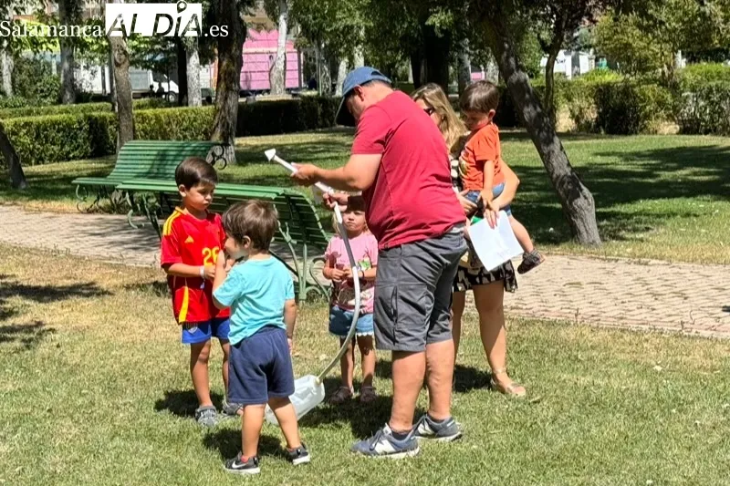 Foto 2 - Una divertida actividad de juegos con material reciclado y el multitudinario desfile festivo con la Charanga Tour Mahou ofrecen animaci&oacute;n para toda la familia el Viernes de Ferias