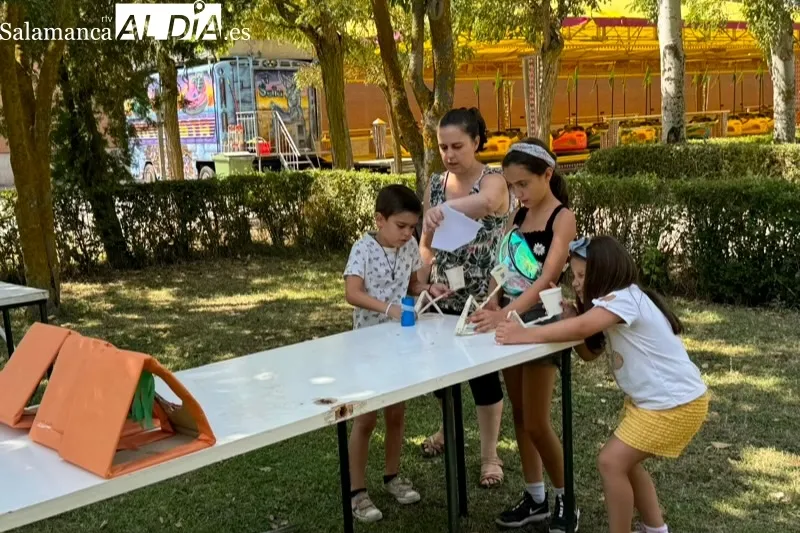 Foto 3 - Una divertida actividad de juegos con material reciclado y el multitudinario desfile festivo con la Charanga Tour Mahou ofrecen animaci&oacute;n para toda la familia el Viernes de Ferias
