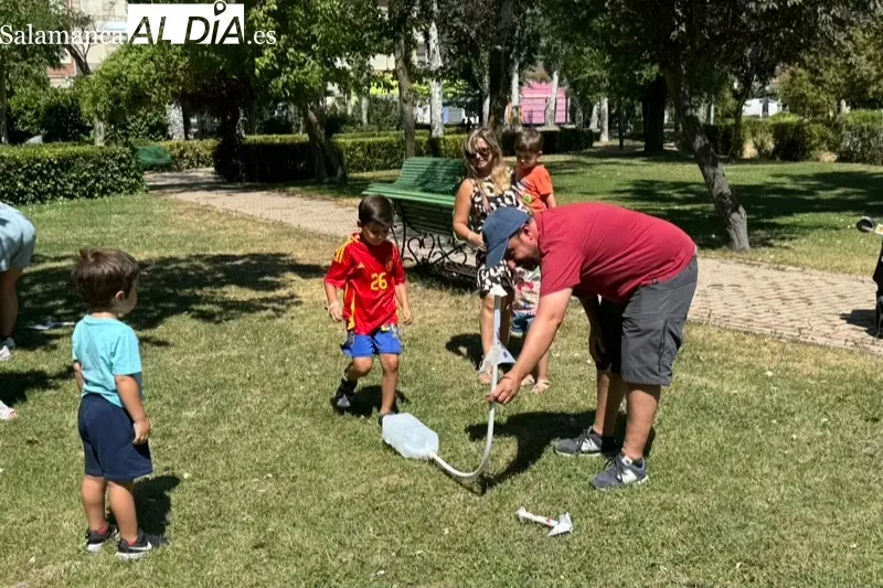Foto 5 - Una divertida actividad de juegos con material reciclado y el multitudinario desfile festivo con la Charanga Tour Mahou ofrecen animaci&oacute;n para toda la familia el Viernes de Ferias
