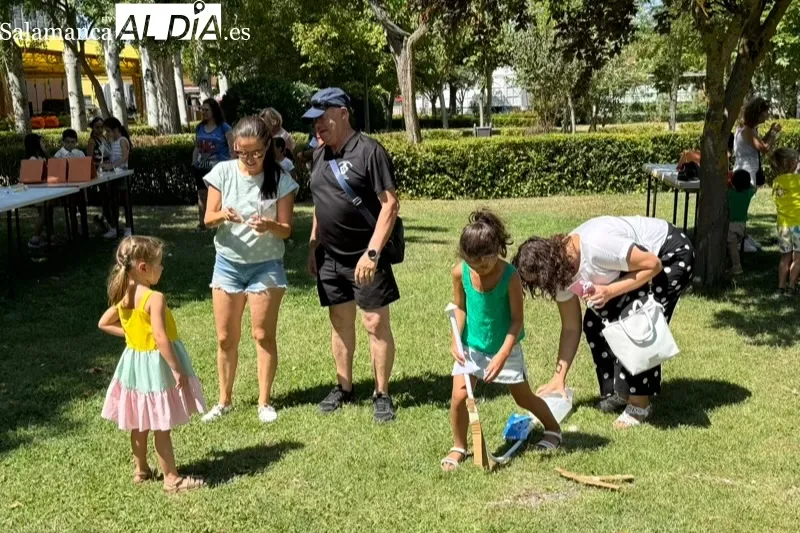 Foto 4 - Una divertida actividad de juegos con material reciclado y el multitudinario desfile festivo con la Charanga Tour Mahou ofrecen animaci&oacute;n para toda la familia el Viernes de Ferias