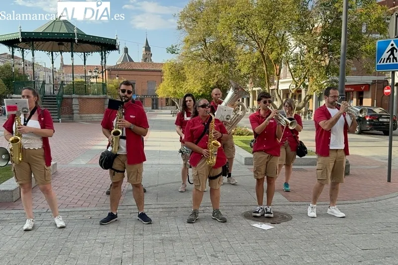 Foto 8 - Una divertida actividad de juegos con material reciclado y el multitudinario desfile festivo con la Charanga Tour Mahou ofrecen animaci&oacute;n para toda la familia el Viernes de Ferias
