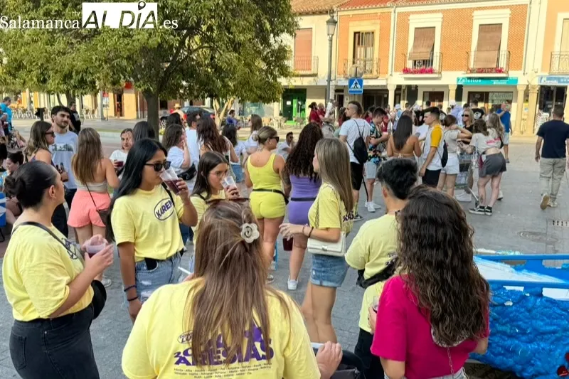 Foto 9 - Una divertida actividad de juegos con material reciclado y el multitudinario desfile festivo con la Charanga Tour Mahou ofrecen animaci&oacute;n para toda la familia el Viernes de Ferias