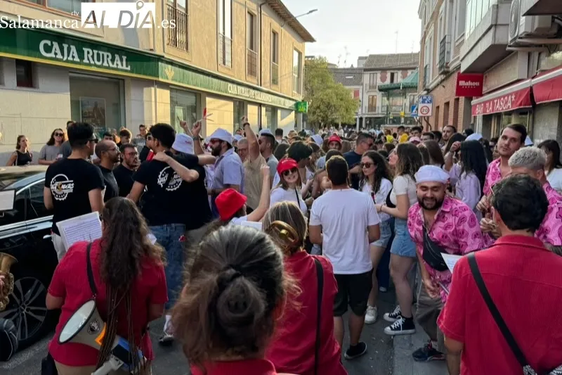 Foto 6 - Una divertida actividad de juegos con material reciclado y el multitudinario desfile festivo con la Charanga Tour Mahou ofrecen animaci&oacute;n para toda la familia el Viernes de Ferias