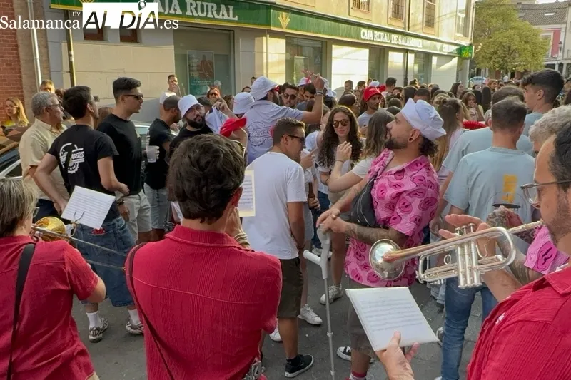 Foto 7 - Una divertida actividad de juegos con material reciclado y el multitudinario desfile festivo con la Charanga Tour Mahou ofrecen animaci&oacute;n para toda la familia el Viernes de Ferias