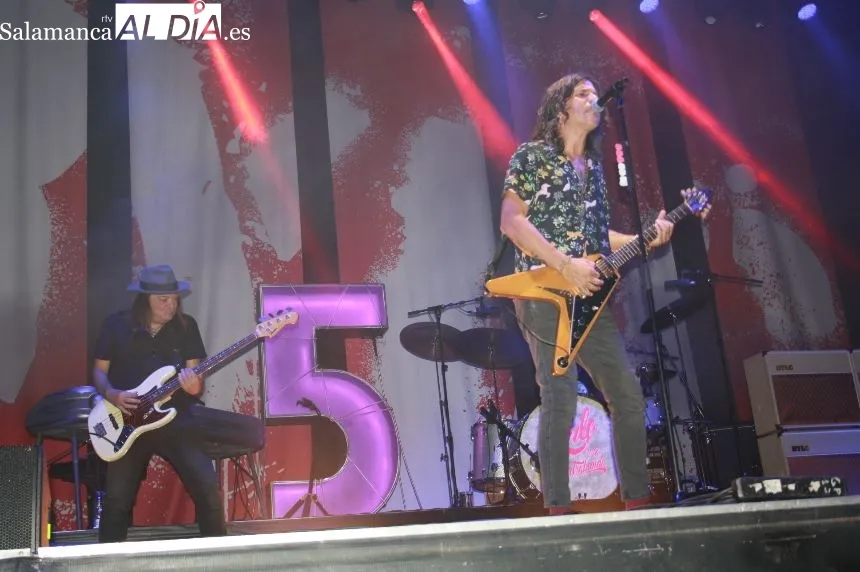 Foto 5 - Rulo y la Contrabanda desborda en energ&iacute;a y rock en su esperado concierto en Pe&ntilde;aranda