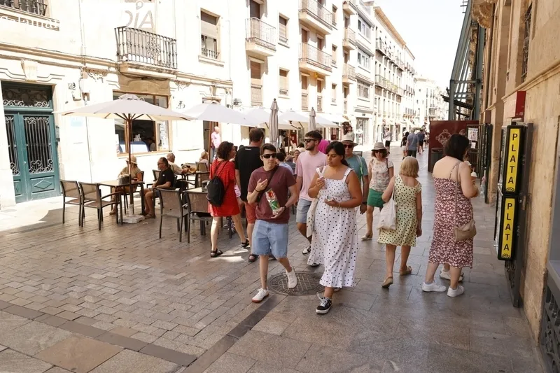 Turistas recorriendo el centro histórico de Salamanca. Fotos: David Sañudo.
