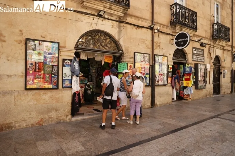 Turistas recorriendo el centro histórico de Salamanca. Fotos: David Sañudo.