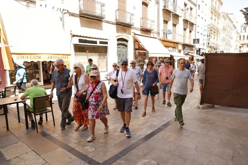 Turistas recorriendo el centro histórico de Salamanca. Fotos: David Sañudo.