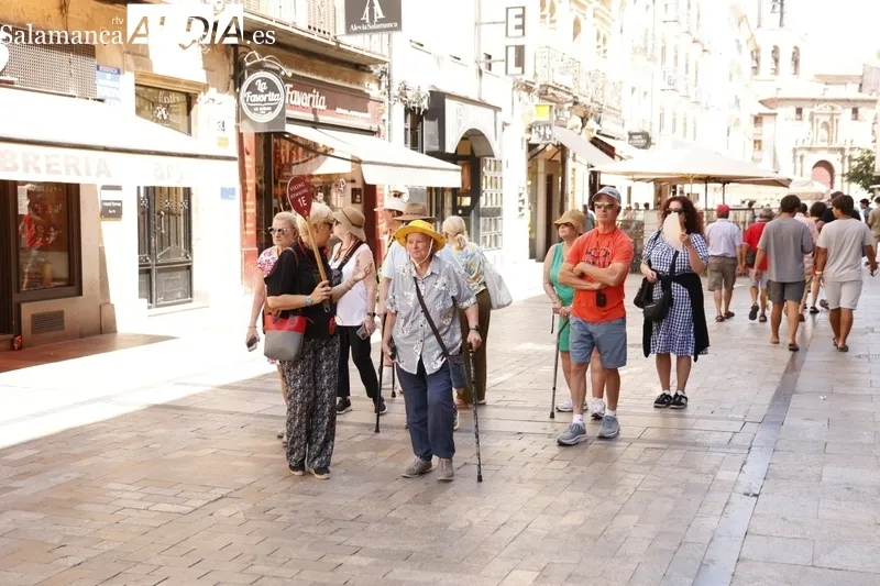Turistas recorriendo el centro histórico de Salamanca. Fotos: David Sañudo.