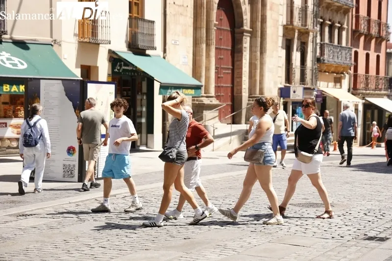 Turistas recorriendo el centro histórico de Salamanca. Fotos: David Sañudo.