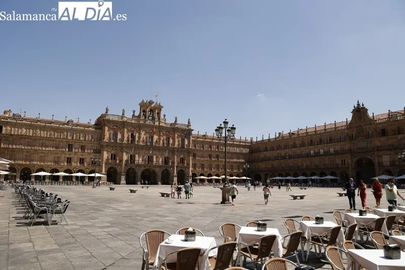 Turistas recorriendo el centro histórico de Salamanca. Fotos: David Sañudo.