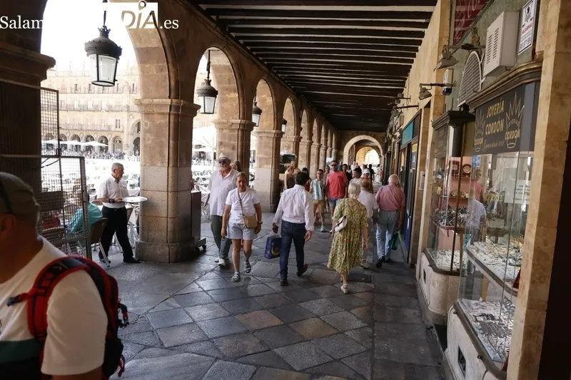 Turistas recorriendo el centro histórico de Salamanca. Fotos: David Sañudo.