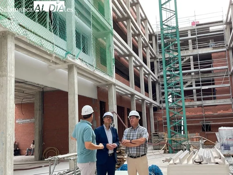 Visita a las obras de 48 viviendas para mayores en Capuchinos por parte del concejal de Fomento, Fernando Carabias. Foto de Miguel González