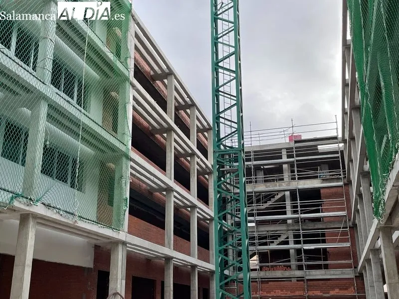 Visita a las obras de 48 viviendas para mayores en Capuchinos por parte del concejal de Fomento, Fernando Carabias. Foto de Miguel González