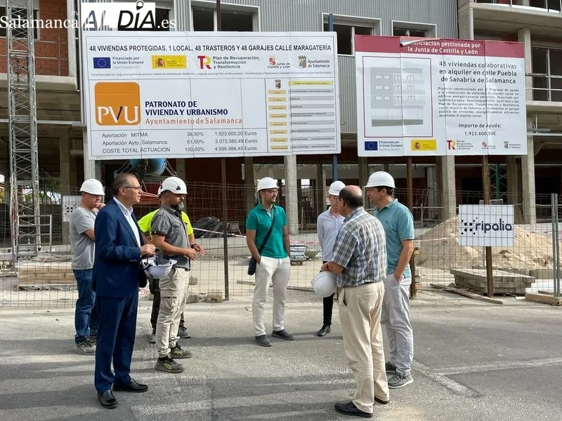 Visita a las obras de 48 viviendas para mayores en Capuchinos por parte del concejal de Fomento, Fernando Carabias. Foto de Miguel González