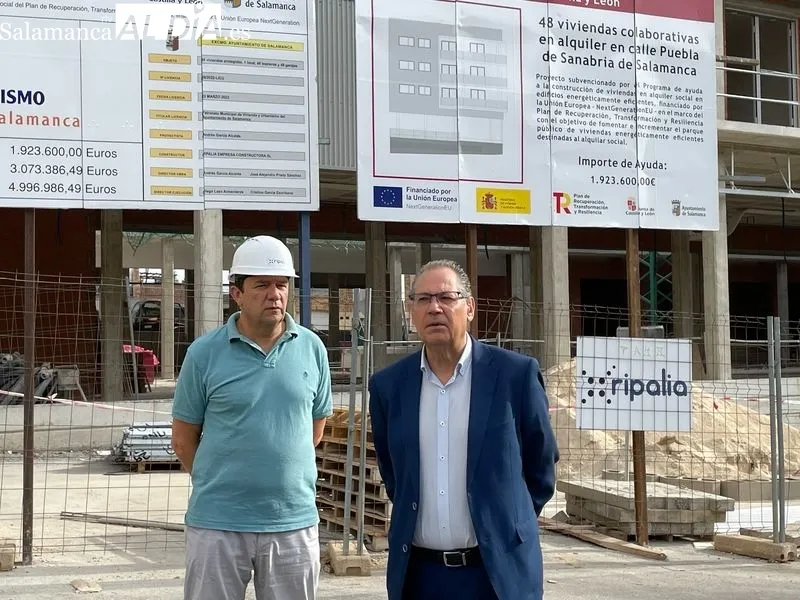Visita a las obras de 48 viviendas para mayores en Capuchinos por parte del concejal de Fomento, Fernando Carabias. Foto de Miguel González