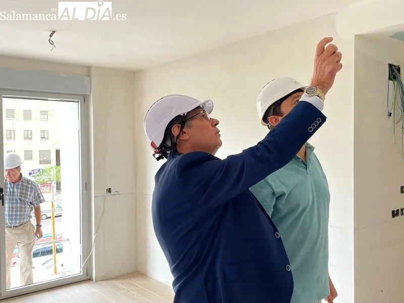 Visita a las obras de 48 viviendas para mayores en Capuchinos por parte del concejal de Fomento, Fernando Carabias. Foto de Miguel González