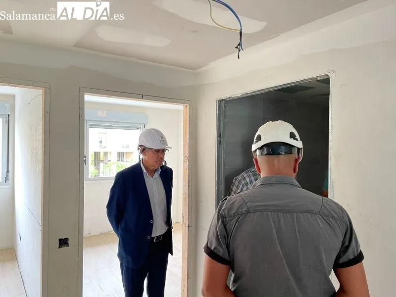 Visita a las obras de 48 viviendas para mayores en Capuchinos por parte del concejal de Fomento, Fernando Carabias. Foto de Miguel González